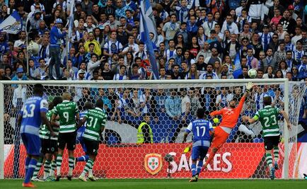 Sporting vence a Porto y sigue en la pelea