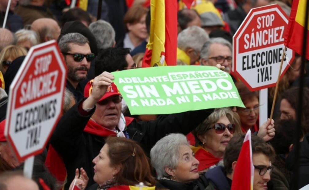 Miles de españoles protestan en Madrid contra gobierno de Pedro Sánchez