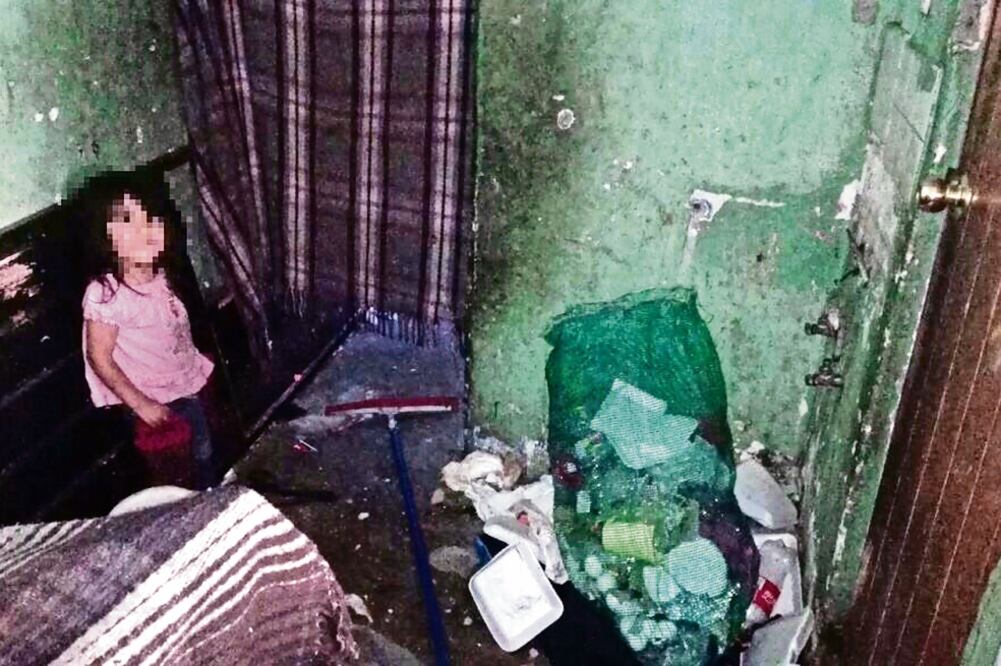 Los menores presentan afectaciones en su desarrollo, tanto físico como menta l , pues convivían en un espacio desordenado y sucio, no apto para ellos. (CORTESÍA)