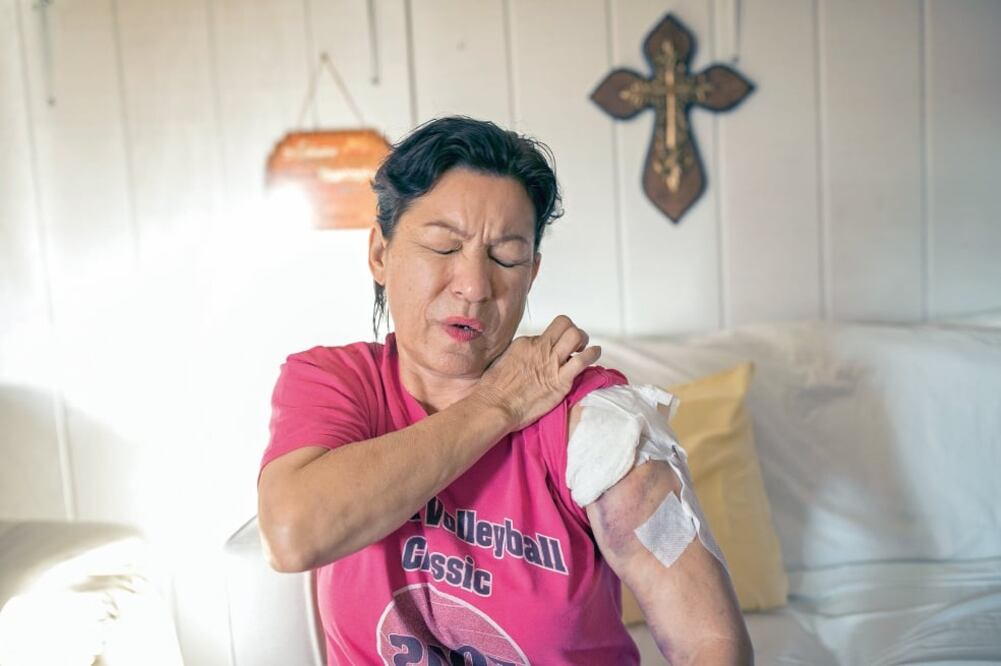 Sobreviviente. Roxana Solís, herida de bala durante el tiroteo en la iglesia bautista de Sutherland Springs. (AP)