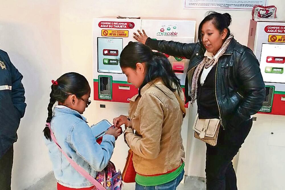 Algunos usuarios desconocían que las máquinas expendedoras de tarjetas no devuelven cambio (EMILIO FERNÁNDEZ. EL UNIVERSAL)