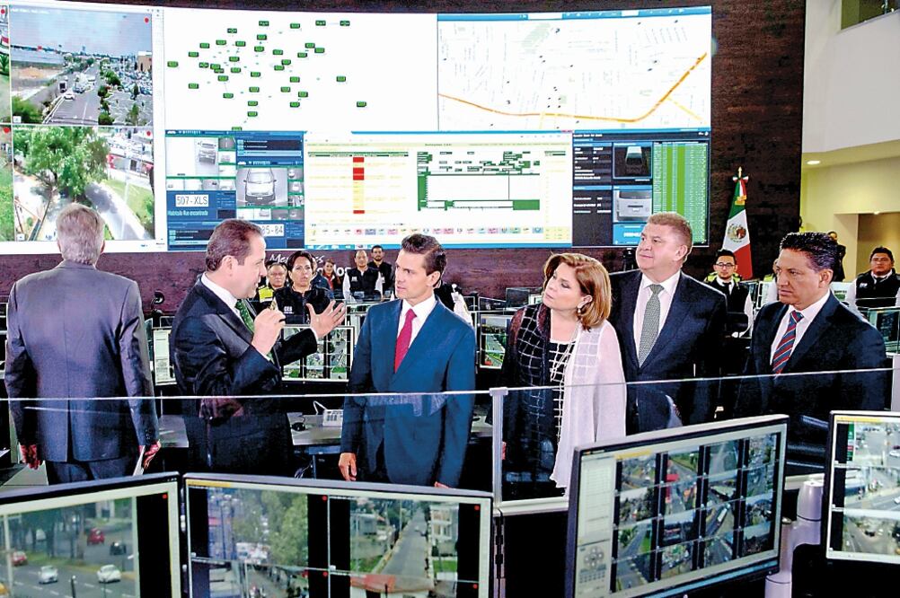 En compañía del gobernador Eruviel Ávila, al inaugurar el Centro de Mando de Videovigilancia Metropolitana en el Estado de México, el Presidente dijo que los gobiernos deben ampliar sus capacidades en materia de seguridad (PRESIDENCIA)