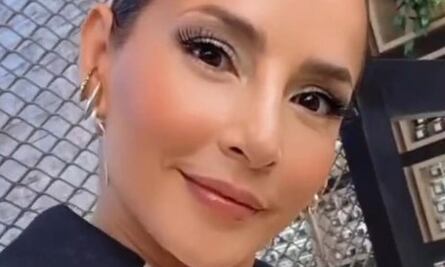 Carmen Villalobos reversiona el total denim con este conjunto de short, top y flecos