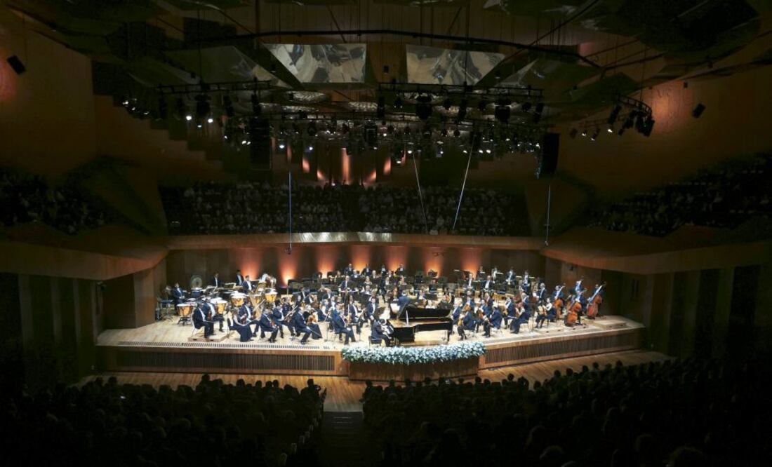 El pianista japonés Nobuyuki Tsujii durante su debut con la OFUNAM, en la Sala Nezahualcóyotl.  Crédito: Música UNAM.
