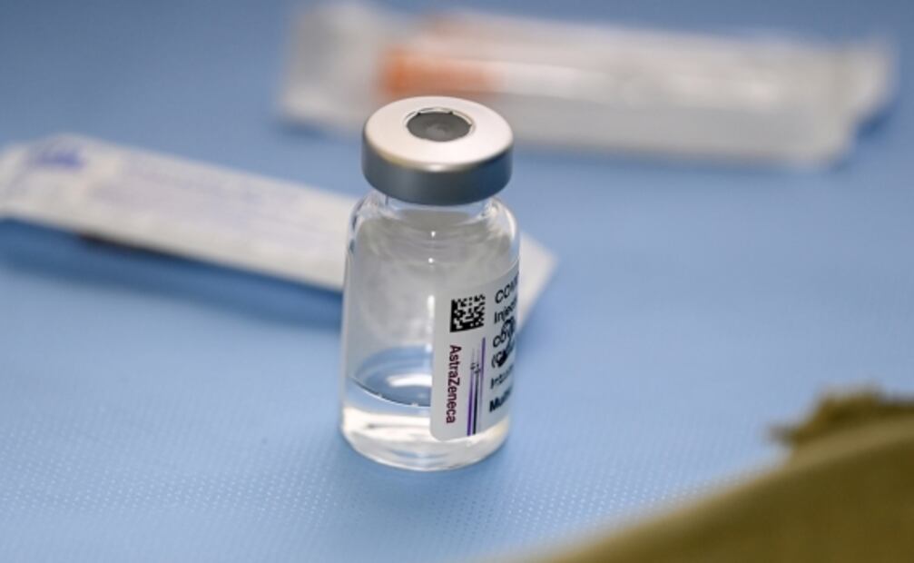 Vacuna de AstraZeneca, combate variante británica del Covid: estudio