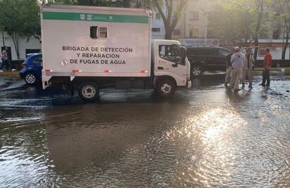 Fuga de agua en Marina Nacional daña pavimento, provoca pequeño socavón y tráfico