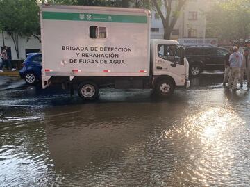 Fuga de agua en Marina Nacional daña pavimento, provoca pequeño socavón y tráfico