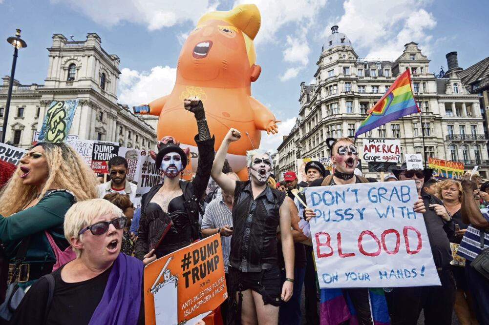 Decenas de miles de personas, incluidos miembros de la comunidad LGBTTTI, como drag queens, marcharon contra el presidente estadounidense Donald Trump en Londres, donde también se vieron globos que representan al republicano como un bebé en pañales. AFP.