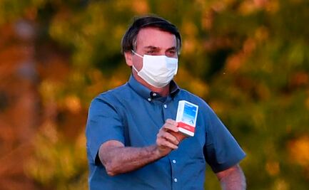 Pese a tener Covid-19, captan a Jair Bolsonaro en moto y platicando sin cubrebocas