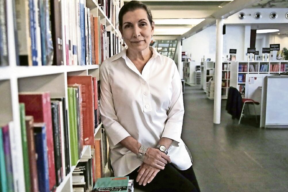 La autora hace una distinción entre el periodismo que hoy buscan hacer los jóvenes y el periodismo amarillista, con la falsa información del mundo electrónico, culpable de la mala fama del oficio. Foto: ARCHIVO EL UNIVERSAL