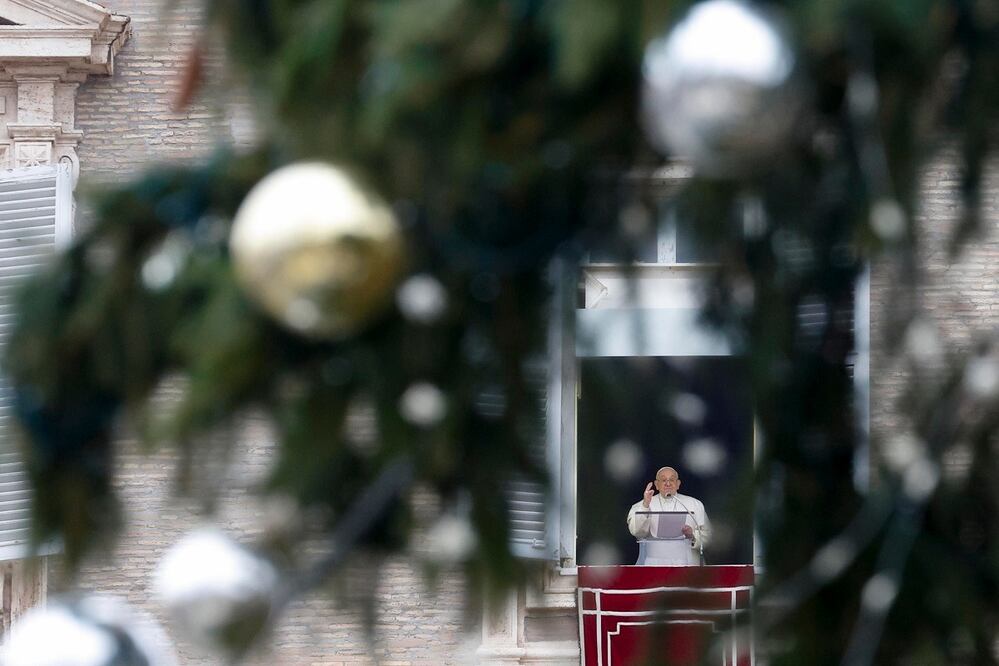 El papa Francisco, durante la oración del Angelus, desde su balcón, en la Plaza de San Pedro. FOTO: EFE