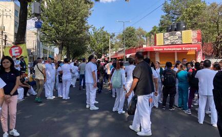 Trabajadores de hospital General de Zona 32 bloquean circulación, exigen salida de la Guardia Nacional