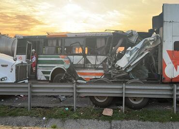 Autobús choca contra tráiler en el Circuito Exterior Mexiquense; reportan al menos 10 personas lesionadas