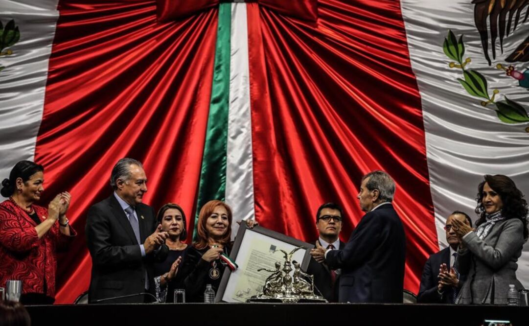 Rosario Piedra Ibarra recibe la medalla Eduardo Neri a nombre de su madre, Rosario Ibarra de Piedra. Foto: Juan Carlos Reyes/EL UNIVERSAL