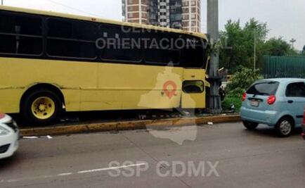 Choca camión contra poste en Circuito Interior