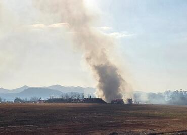 FOTOS: Así fueron los momentos después del accidente del Jeju Air; equipos de emergencia socorren heridos y combaten el fuego
