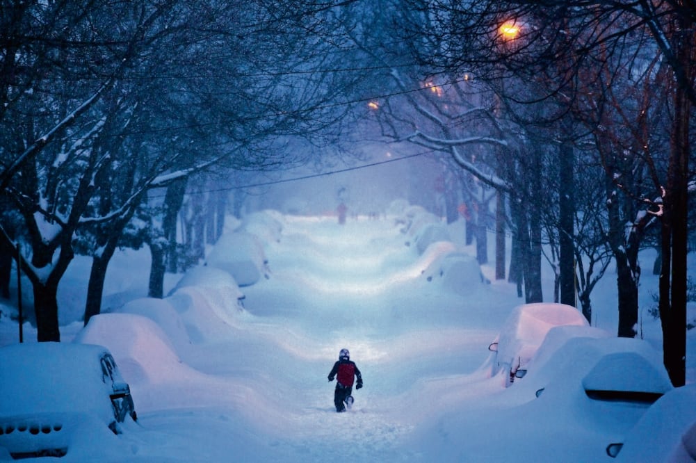 Un niño corre por la Calle 42, en Washington, D.C., donde se declaró estado de emergencia por la tormenta 'Jonas' (JIM LO SCALZO. EFE)