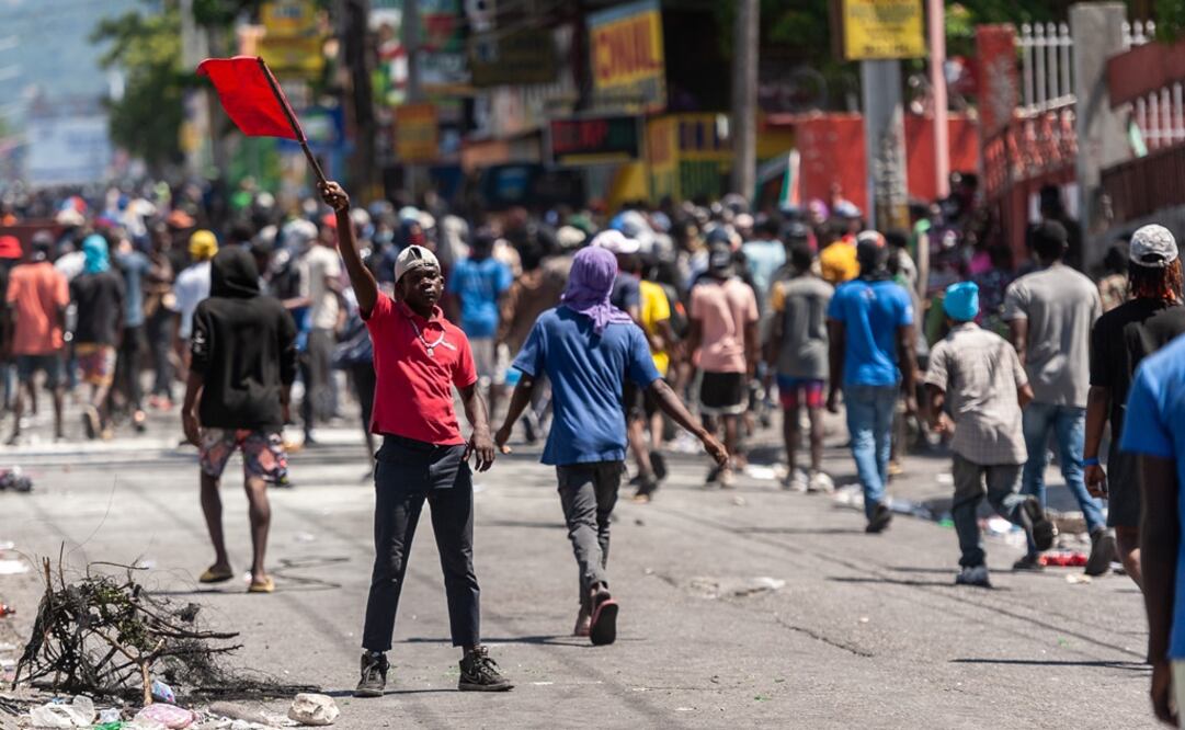Decenas de personas protestan hoy, en Puerto Príncipe (Haití). Foto: EFE