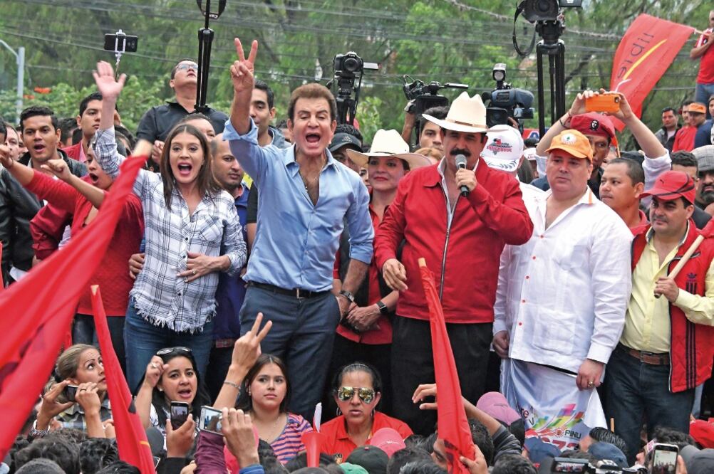 Salvador Nasralla, candidato opositor para la presidencia de Honduras, y el ex mandatario Manuel Zelaya se reunieron ayer con simpatizantes (ORLANDO SIERRA. AFP)