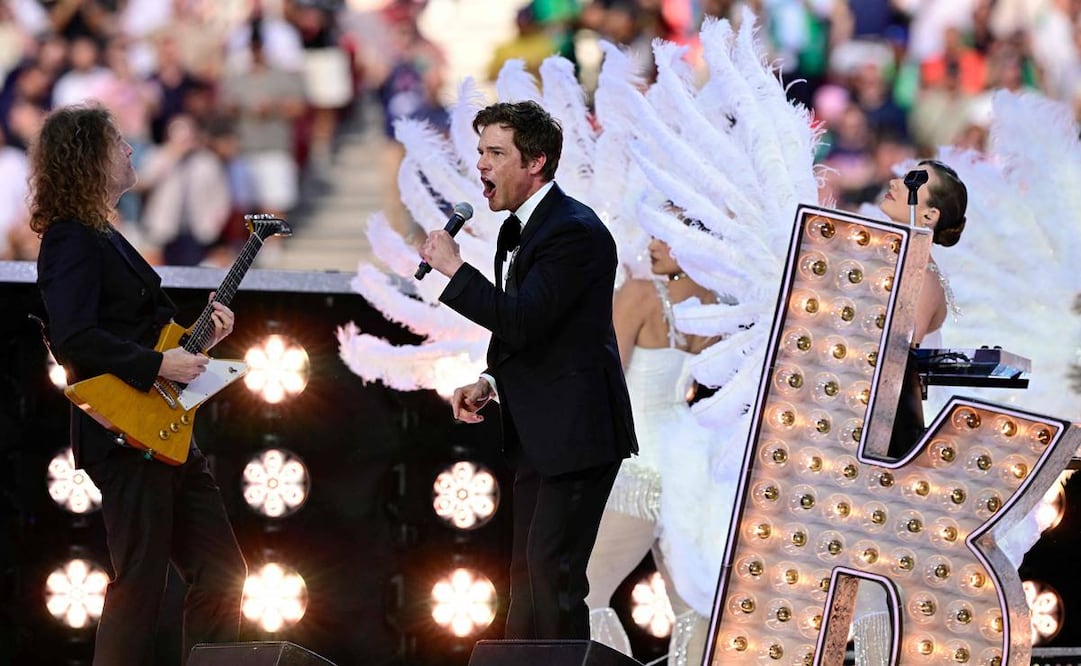 La banda de rock estadounidense The Killers actuó durante la ceremonia de apertura de la final de la Liga de Campeones de la UEFA entre el Paris Saint-Germain (PSG) y el Arsenal FC en el Puskas Arena de Budapest.
Foto de INA FASSBENDER / AFP.