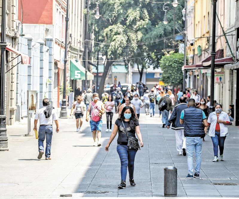 La calle de Motolinia, en el Centro Histórico, es un cruce forzoso de gente, porque converge con la salida de la estación del Metro Allende. En la zona se observan locales abiertos, pero autoridades aseguran que están cerrados. Foto: Germán Espinosa