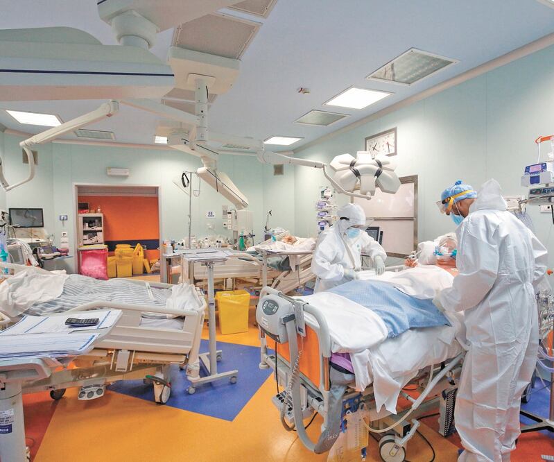 Empleados sanitarios en una unidad de cuidados intensivos en el hospital Casal Palocco cerca de Roma. Según la OMS, Europa registró 1.84 millones de nuevos contagios la semana pasada. Foto: GIUSEPPE LAMI. EFE