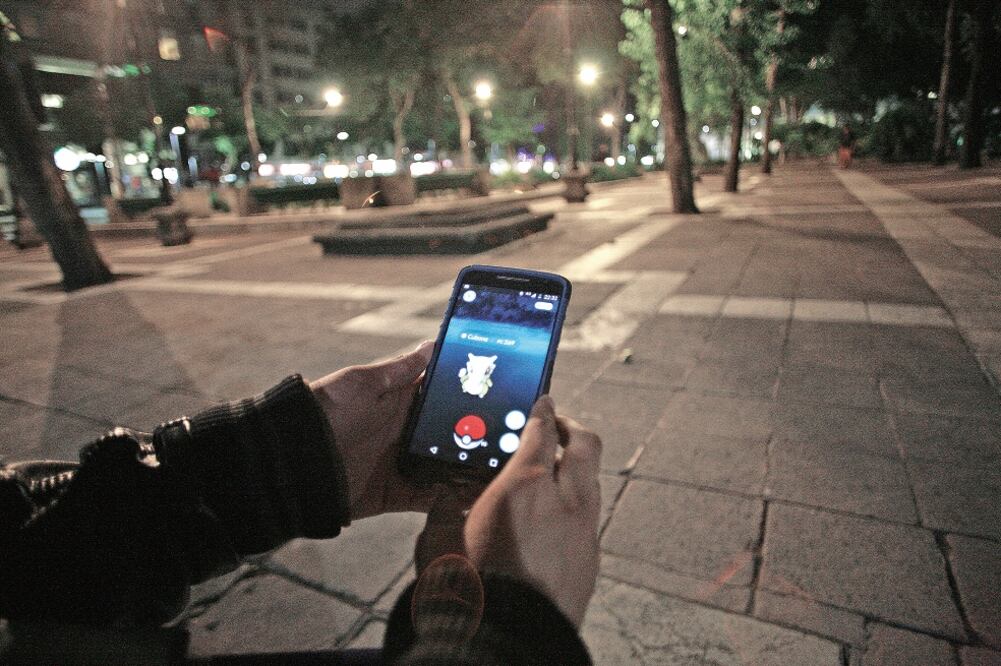 La aplicación Pokémon Go es un juego virtual que se descarga gratuitamente. El propósito es encontrar el lugar donde se esconden los personajes de la serie (IVÁN STEPHENS. EL UNIVERSAL)