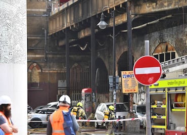 Bomberos controlan incendio en estación de tren Londres; 2 personas resultaron intoxicadas