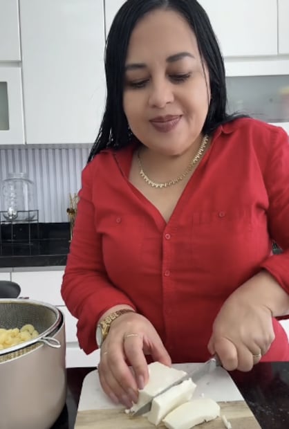Pica el jamón y queso en cubos medianos para que no se pierdan al momento de comerlos. Foto: TikTok @joelia.diaz