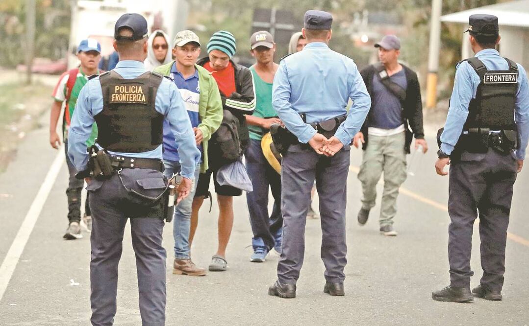 Agentes instaron a los migrantes a no unirse a las caravanas. Foto: ARCHIVO EL UNIVERSAL