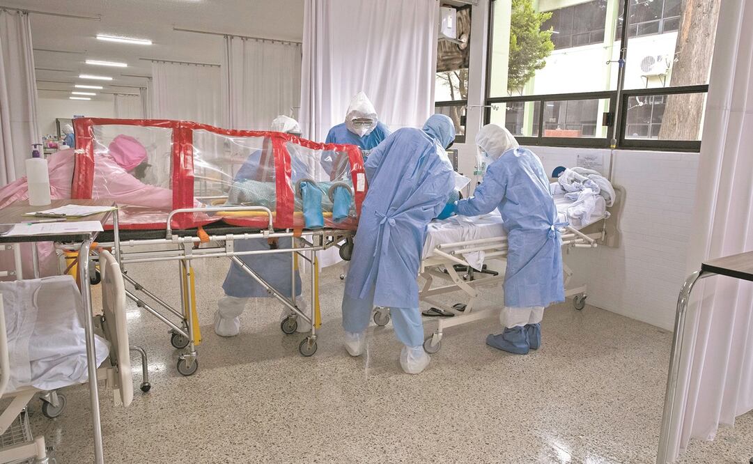 Un cirujano militar y su equipo aíslan a un paciente con Covid-19, en un hospital en la Ciudad de México. Marco Ugarte. AP