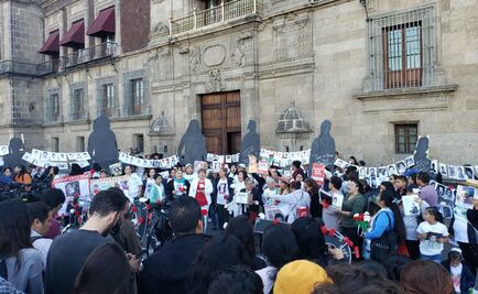 Familiares de personas desaparecidas protestan en Palacio Nacional