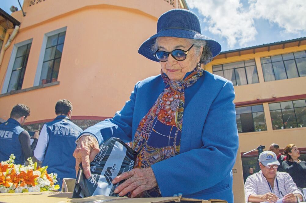 Una mujer votó el viernes en la consulta popular, en Quito. Los adultos mayores sufragaron por primera vez de manera anticipada en el país. (SANTIAGO ARMAS. XINHUA)
