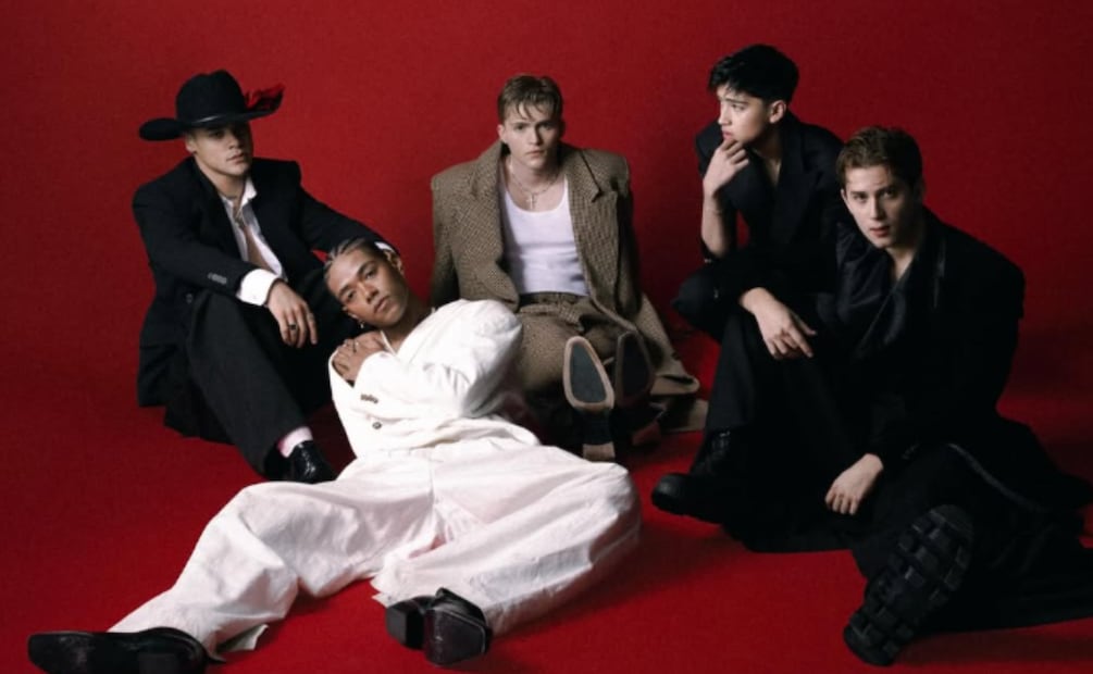 Santos Bravos vistiendo Willy Chavarría en la París Fashion Week 2026. Foto: Instagram @santos_bravos