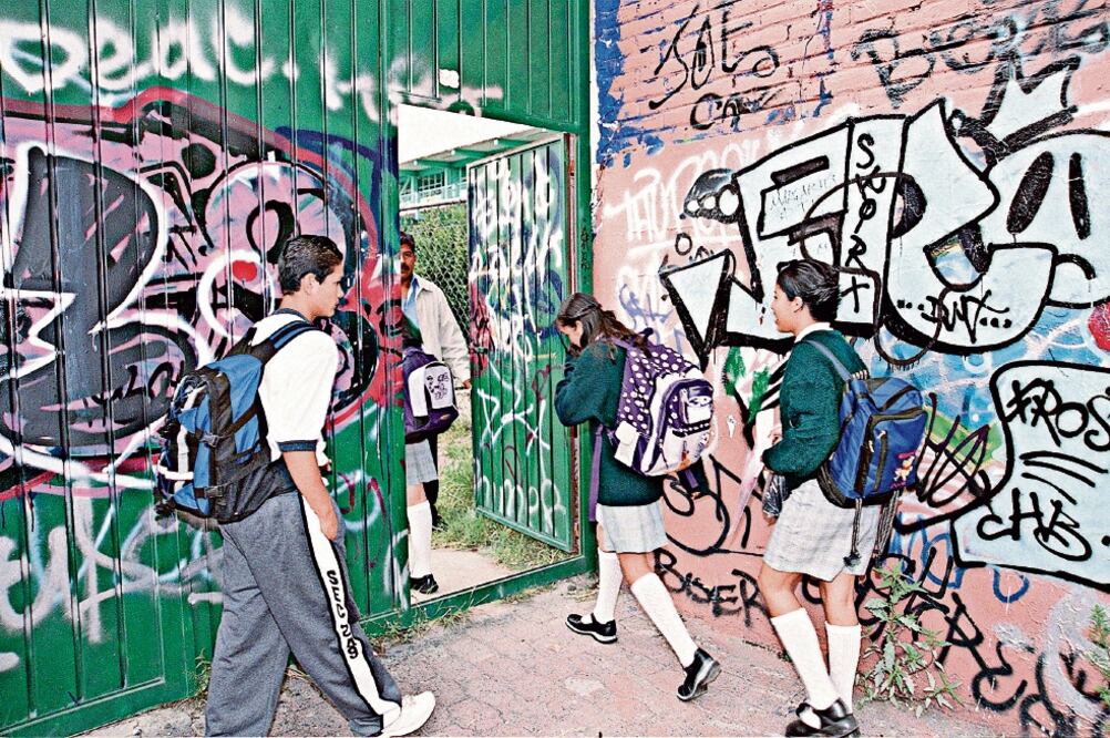 La mujer es conocida entre alumnos de secundaria y prepa en Iztapalapa porque “les da droga” y a las niñas les “ofrece la oportunidad de ganar dinero”. (ARCHIVO EL UNIVERSAL)