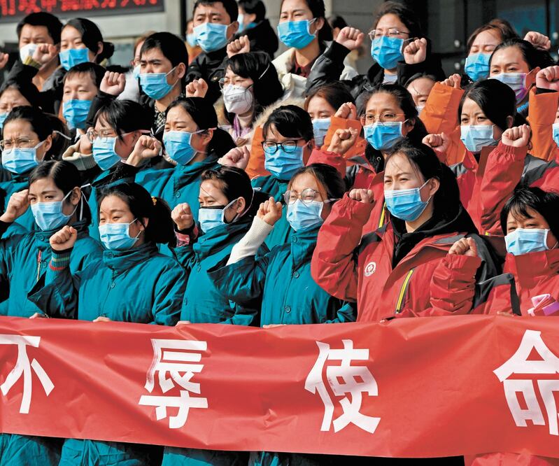 Especialist as. Integrantes de un equipo médico hacen un juramento antes de partir a Wuhan en la provincia de Hubei. LI AN. XINHUA