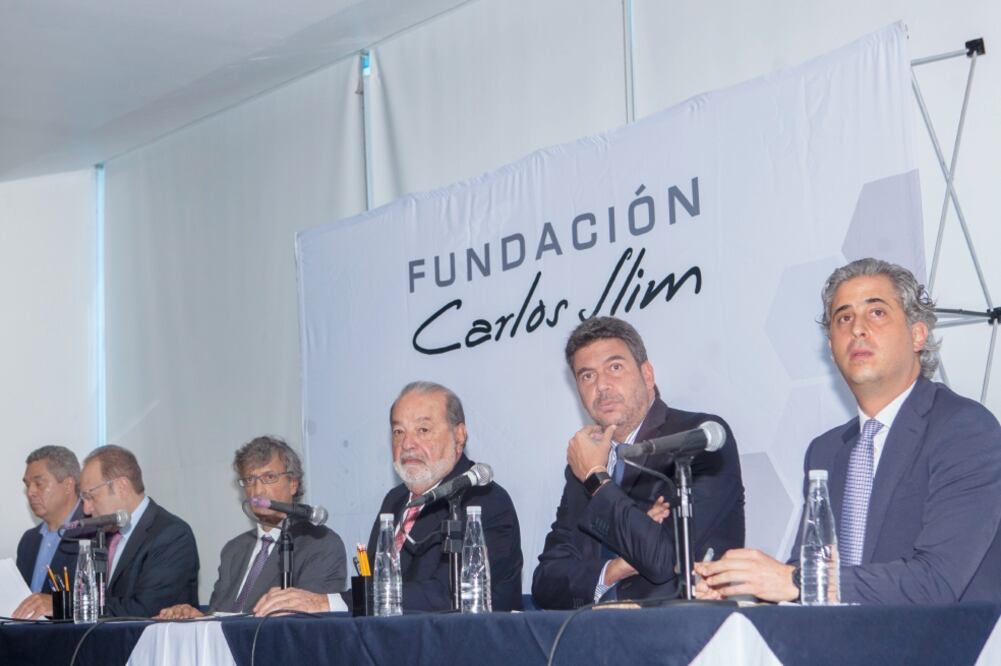 Carlos Slim (cuarto de izq. a der.), anunció que la fundación que lleva su nombre aportó cinco pesos por cada peso donado por la sociedad y personalidades (CAMILA MATA. EL UNIVERSAL)