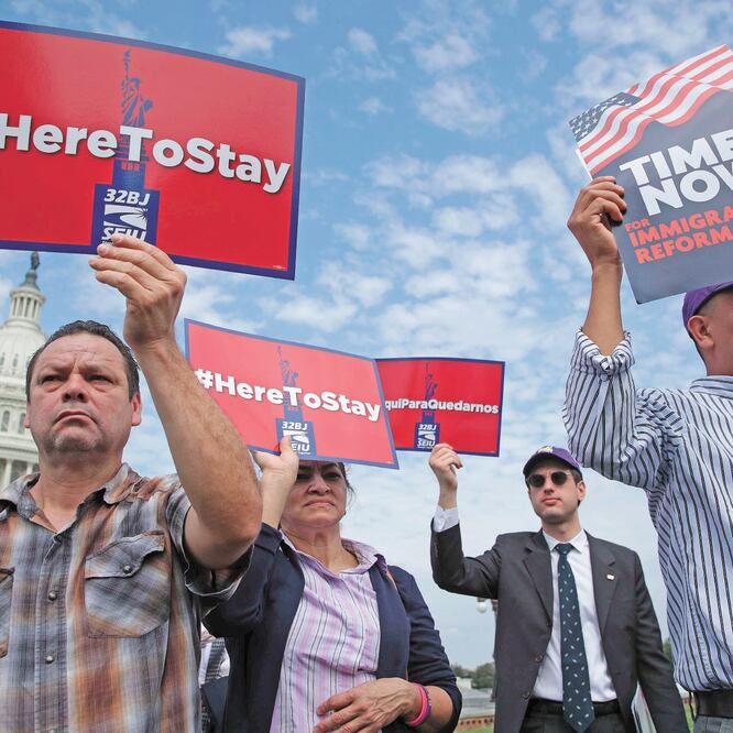 Grupos proinmigrantes convocaron a una conferencia de prensa en Washington para pedir al Congreso que cree un camino hacia la ciudadanía permanente para los jóvenes dreamers. ALEX WONG. AFP