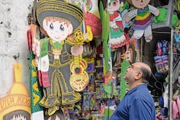 Empezó tarde la venta de artículos patrios: locatarios