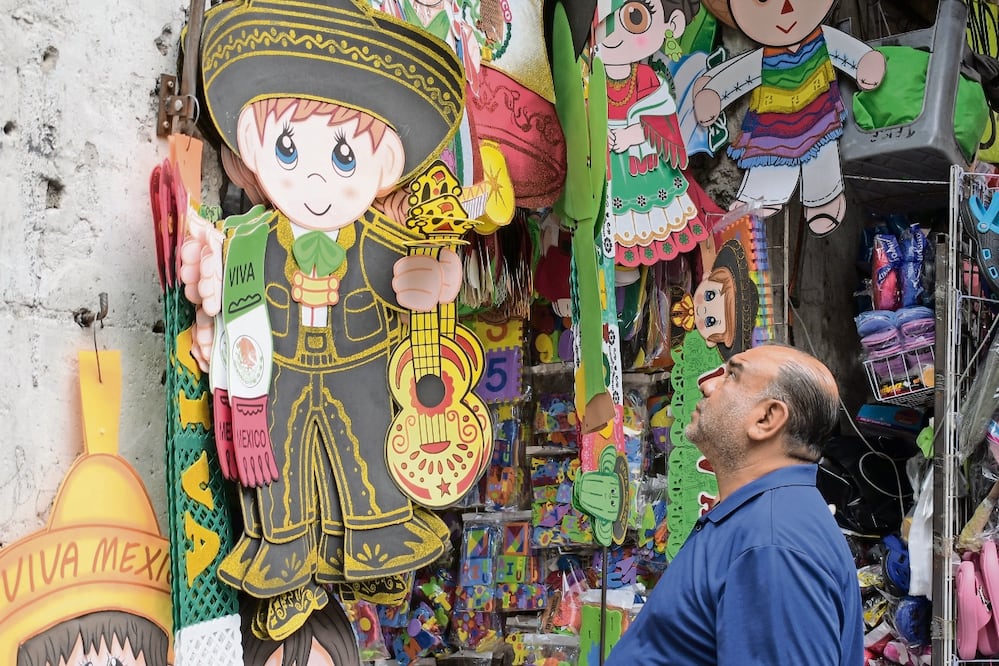 En un recorrido por el Centro Histórico, EL UNIVERSAL constató que pocos locales comenzaron a vender artículos alusivos al 15 de septiembre. Foto: Santiago Cadena/ EL UNIVERSAL