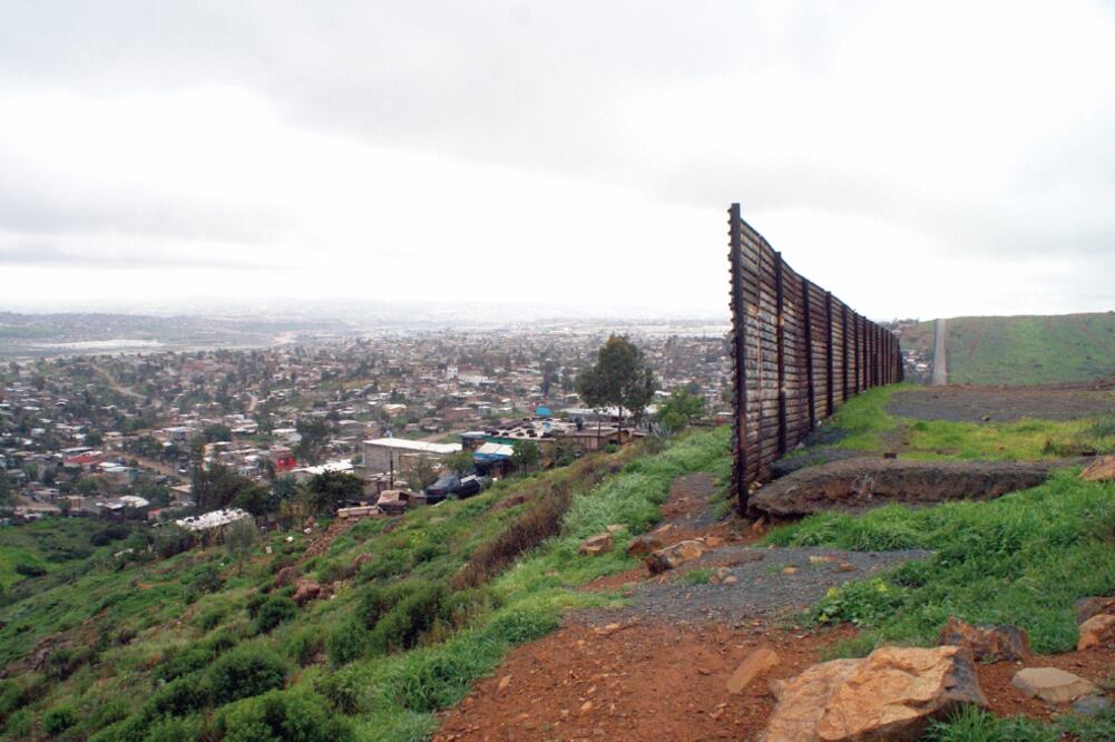 Vista general del fin del muro de lámina que separa al territorio mexicano con el estadounidense, en el estado de Baja California (ALEJANDRO ZEPEDA. EFE)
