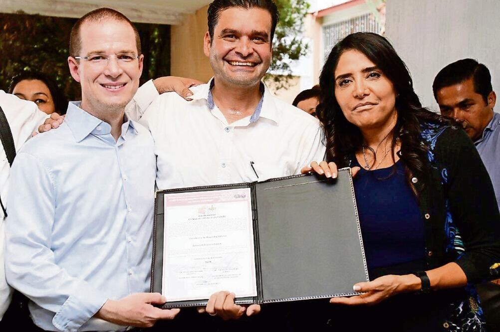 Antonio Echevarría contendió por la coalición PAN-PRD-PT-PRS. En la imagen lo flanquean Ricardo Anaya y Alejandra Barrales, líderes del PAN y PRD. (FACEBOPK)