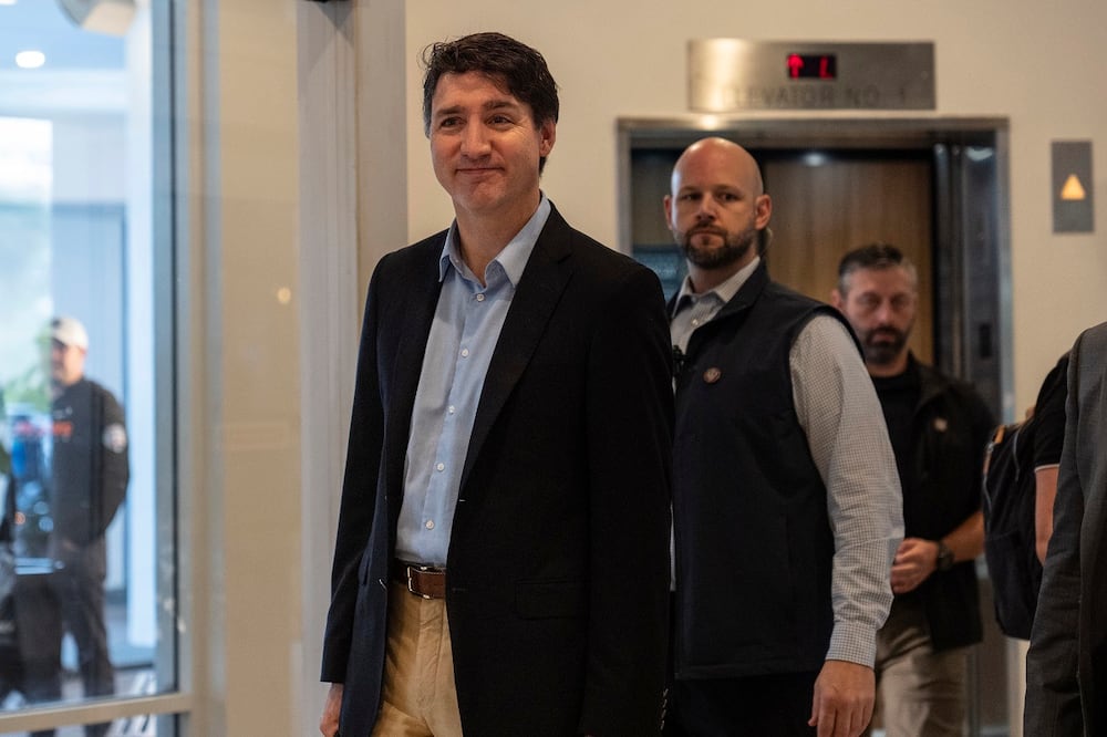 El primer ministro canadiense Justin Trudeau camina por el vestíbulo del Hotel Delta de Marriott, en West Palm Beach, Florida. Foto: AP