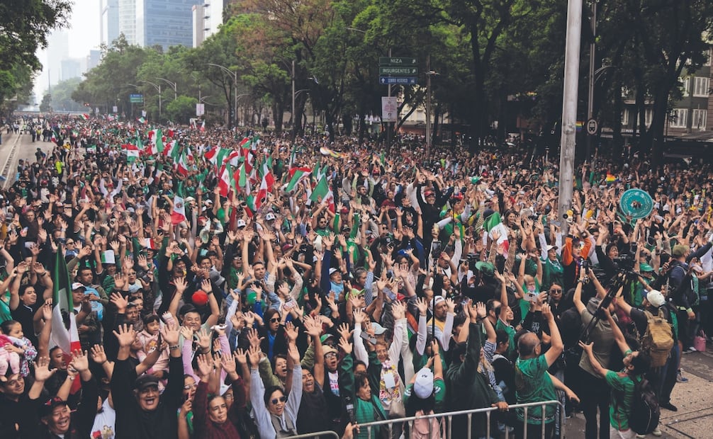 Miles de capitalinos se unieron a la convocatoria para crear la Ola más grande del Mundo logrando cubrir desde el Ángel de la Independencia hasta las inmediaciones de El Caballito. Foto: Hugo Salvador/ EL UNIVERSAL