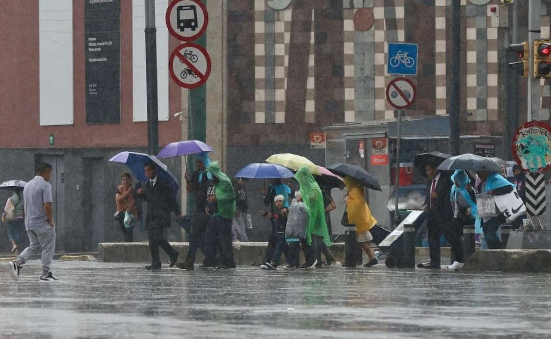 Las lluvias de esta tarde en la Ciudad de México afectan la circulación del Metro y el Metrobús. 06/09/2026. | Foto: Valente Rosas.