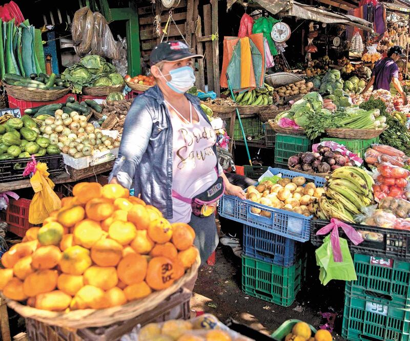 Una mujer en el mercado Mayoreo, en el que se han tomado medidas para prevenir el coronavirus, en Managua. Foto: JORGE TORRES. EFE