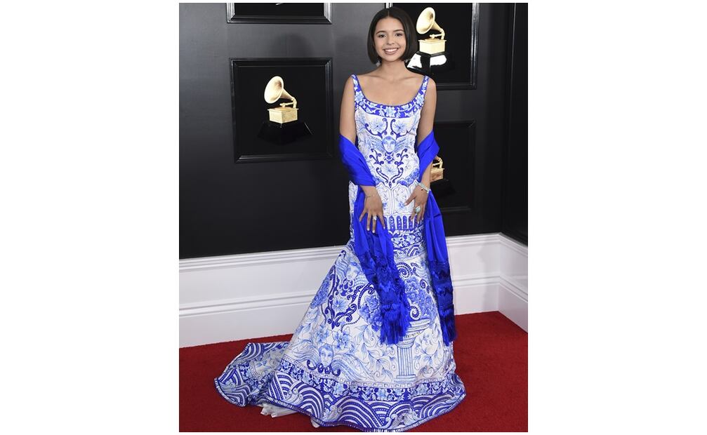 Ángela Aguilar suele lucir vestidos mexicanos cuando interpreta música regional. Foto: Archivo. 