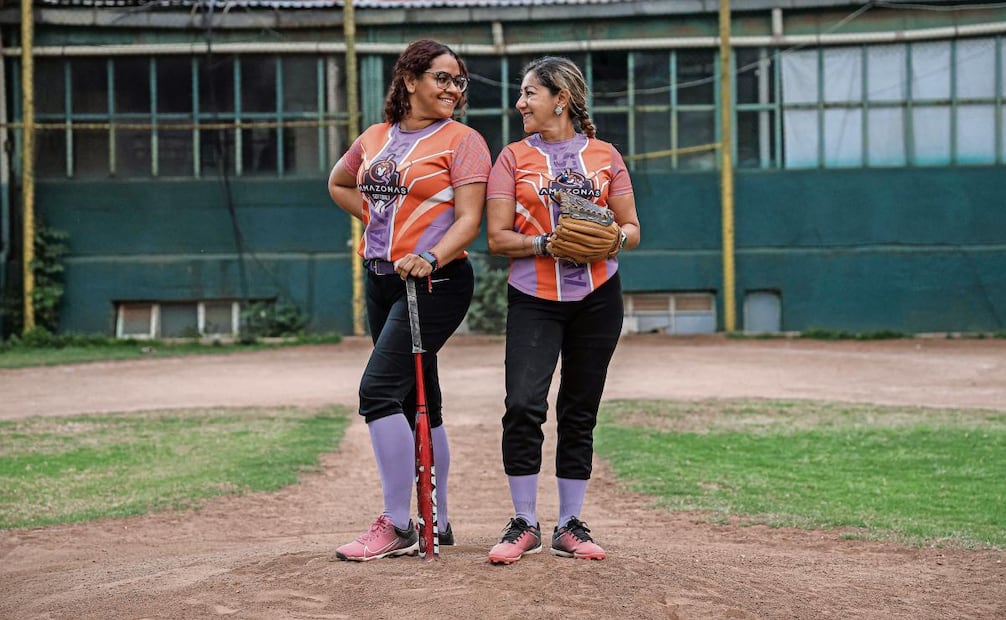 Elsa y Frida, madre e hija, juegan en el equipo Amazonas de la Liga Maya. Frida heredó la bola y el bate de su mamá y
ahora pasa la afición a su hijo Donat, de 12 años. Foto: Gabriel Pano/EL UNIVERSAL