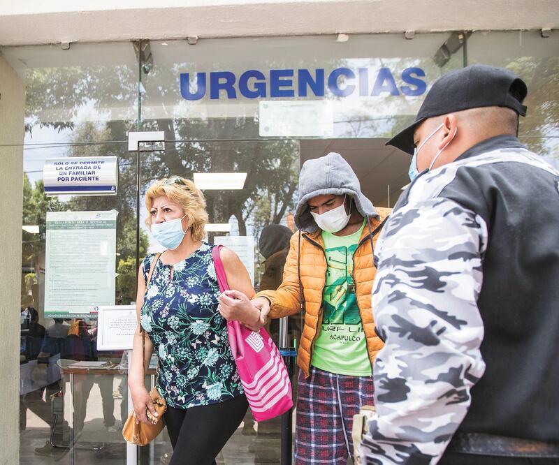 Alan Ramírez, quien tiene 29 años, lleva cinco días con fiebre, dolor de cabeza y tos seca; sin embargo, en el INER le negaron hacerle la prueba para saber si padece Covid-19, ya que “no tiene la sintomatología completa”. Foto: GERMÁN ESPINOSA