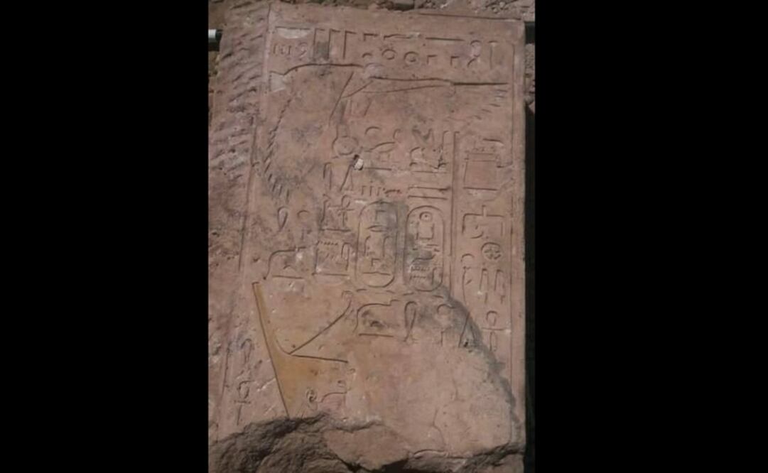 En la parte superior hay un texto dedicado a la diosa Nejbet, mientras que en la parte inferior se encuentra el relieve de la cara de Filipo llevando la corona que representa el bajo Egipto. Foto: Facebook / Ministry of Antiquities وزارة الآثار